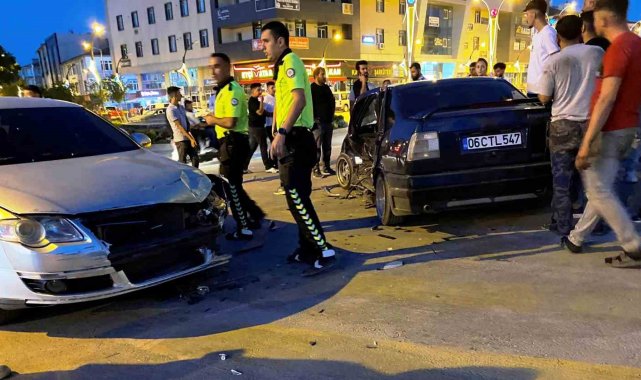 Kavşakta otomobiller çarpıştı: 2 yaralı