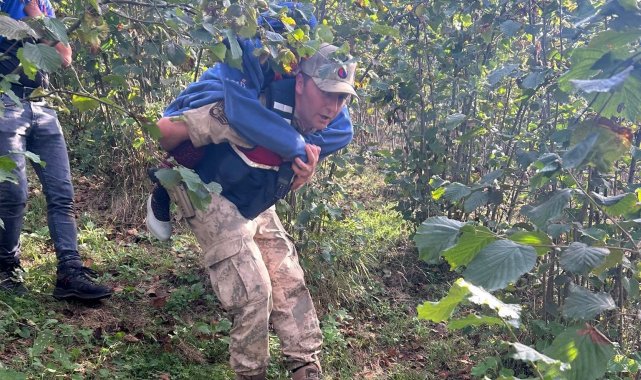 Kayıp yaşlı kadın sağ bulundu: Jandarma kadını sırtında taşıdı