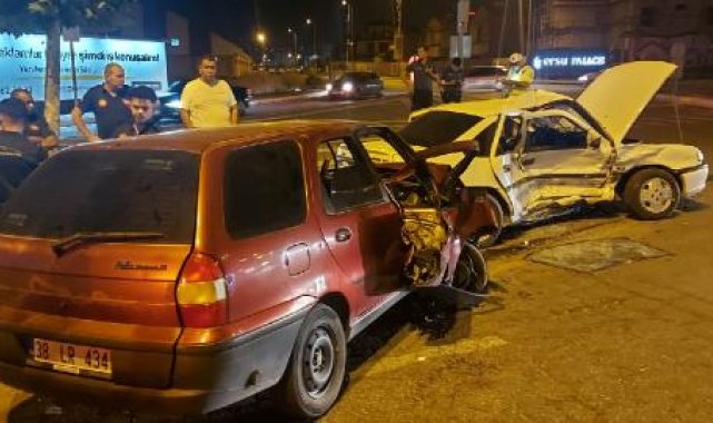 Kayseri'de iki otomobil çarpıştı: 5 yaralı
