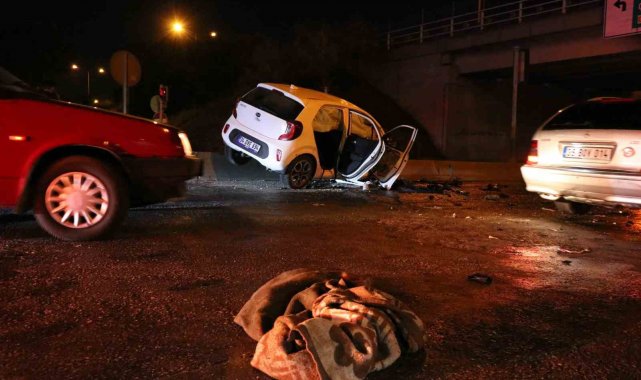 Kaza yapan araç alev alev yandı: Araçta sıkışan 2 kişi vatandaşlar tarafından kurtarıldı