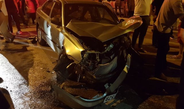 Kaza yapan otomobilde sıkışan sürücüyü itfaiye kurtardı
