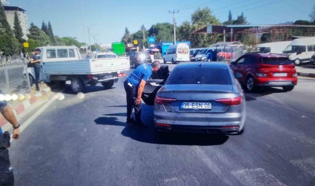 Kazayı karışıp kaçan araçta silah ele geçirildi