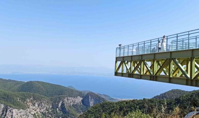 Kazdağları'ndaki cam seyir terasına ziyaretçi akını