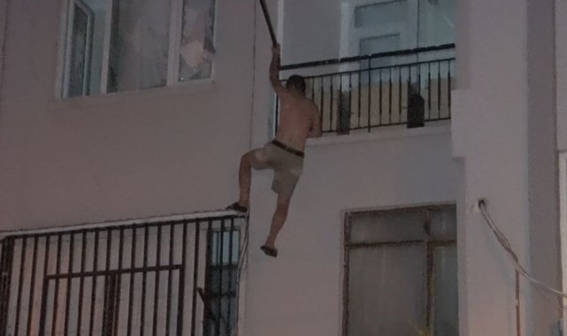 Kendini eve kilitleyip elinde bıçakla polise direndi, 1'inci kattan düşüp yaralandı