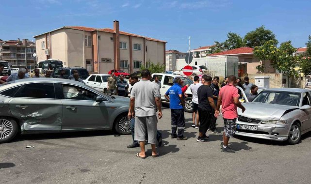 Keşan'da otomobiller çarpıştı: 2 yaralı
