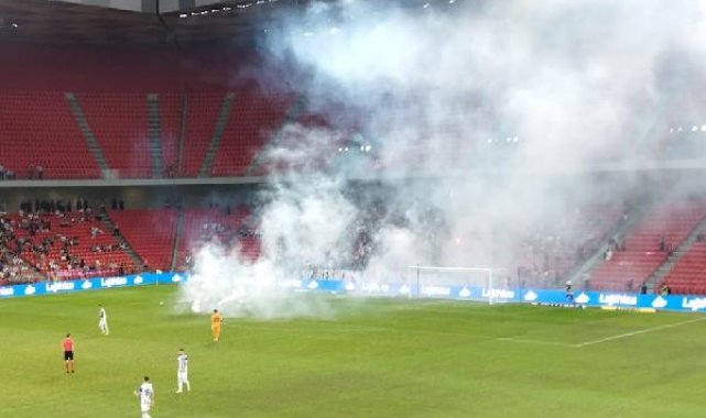 KF Tirana - Beşiktaş maçı yaşanan tribün olayları nedeniyle 15 dakika geç başladı