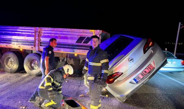 Kırıkkale'de TIR'ın dorsesine çarpan otomobil askıda kaldı; 2 yaralı