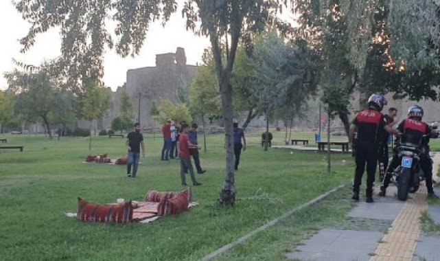 Kız arkadaşıyla çay bahçesindeyken tartıştığı kişinin silahlı saldırısına uğradı