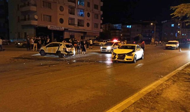 Köpeğe çarpmamak için ani fren yapınca başka otomobil çarptı: 5 yaralı