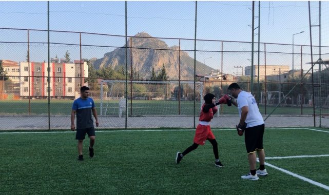 Kozanlı şampiyon boksör Azra Nur Çetin Avrupa yolcusu