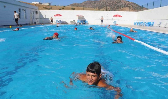 Kozluk'ta 700 kişiye yüzme eğitimi veriliyor