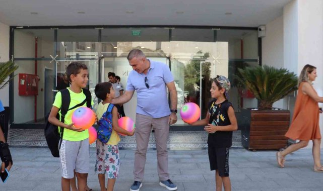 Kuşadası Belediyesi çocukların yüzlerini güldürdü