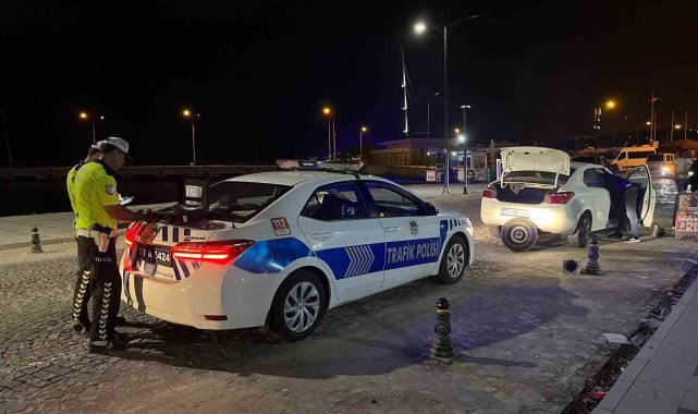 Lastiği patlayan otomobil dubalara çarptı