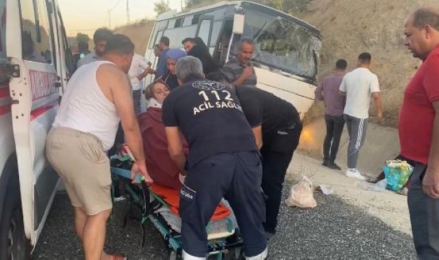 Lastiği patlayan tur midibüsü yağmur suyu kanalına düştü: 13 yaralı