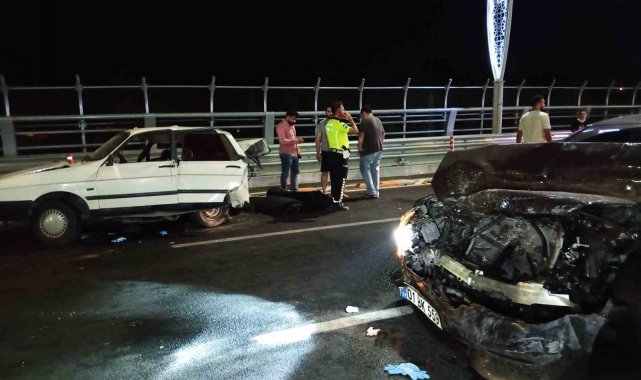 Lüks otomobil çarptığı otomobil kağıt gibi ezildi: 1 ölü, 1 yaralı