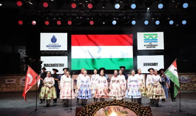 Macar dansçılar İzmir Marşı'nı Türkçe okudu