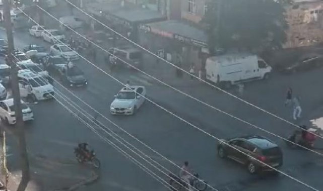 Magandalar yolu kesip cadde üzerinde drift yaptı