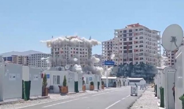 Malatya'da ağır hasarlı 13 katlı 2 bina, dinamit kullanılarak yıkıldı