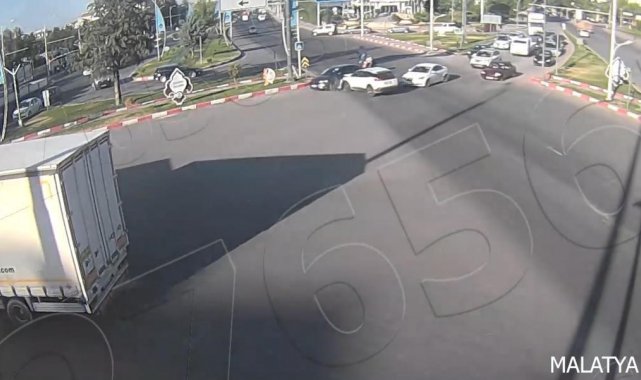 Malatya'da trafik kazaları kameraya yansıdı