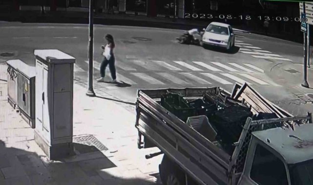 Manevra yapan otomobile çarpan motosikletli ağır yaralandı