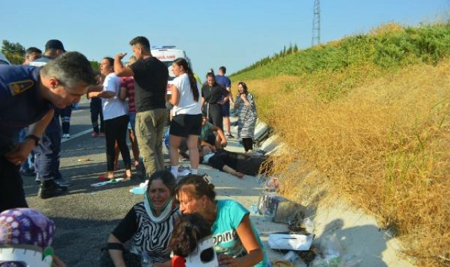 Manisa'da tarım işçilerinin taşındığı midibüs ile otomobil çarpıştı: 30 yaralı