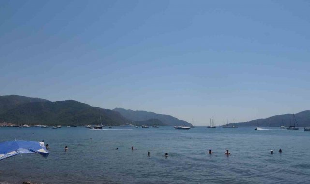 Marmaris'te denizdeki teknelerin çokluğu dikkat çekiyor