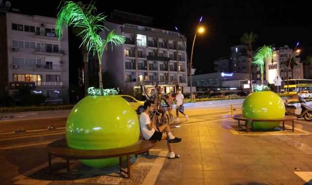Marmaris'te dev saksılar ilgi çekti