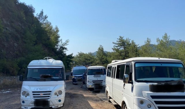 Marmaris'te tur minibüslerine yapılan denetimde bir sürücü alkollü çıktı