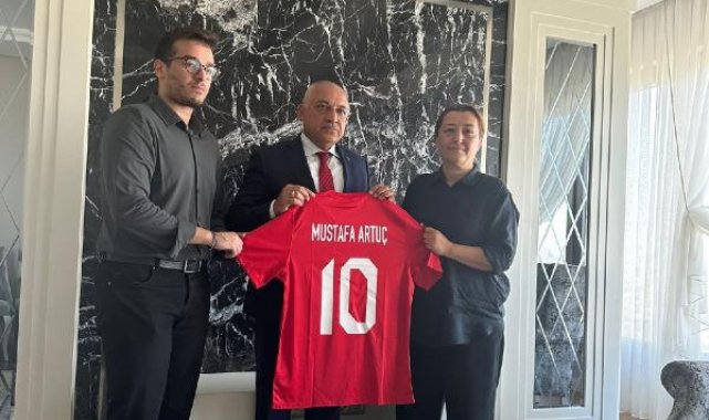 Mehmet Büyükekşi'den Mustafa Artuç'un ailesine taziye ziyareti