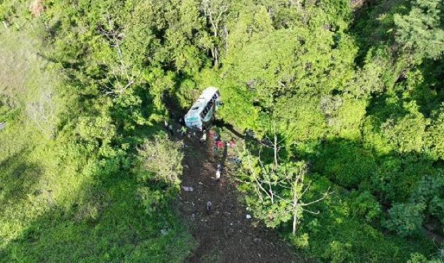 Meksika'da yolcu otobüsü uçuruma yuvarlandı: 18 ölü