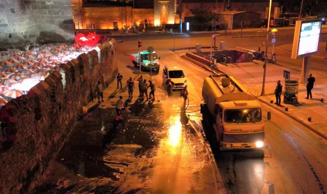 Melikgazi'den gece boyu temizlik mesaisi