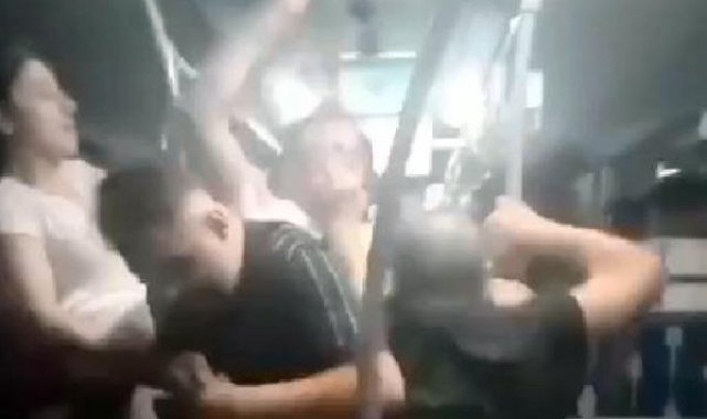 Metrobüste yumruk yumruğa kavga kamerada