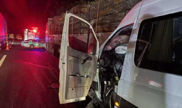 Minibüs, TIR'a çarptı: 1 ölü, 20 yaralı