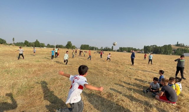 Miniklerin tek istediği köylerine halı saha yapılması
