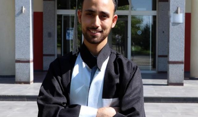 Mısırlı Mohamed, iletişim fakültesini birincilikle bitirdi