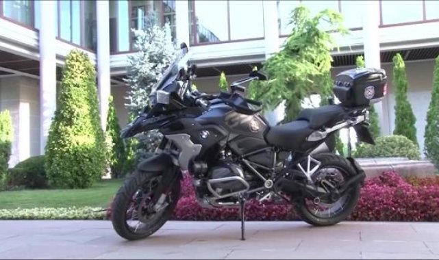 Motosikletli gence öğüt veren polise yeni motosiklet