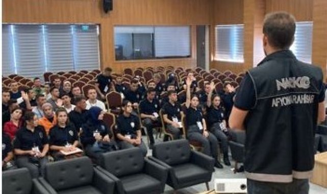 Narkotik polisi meslektaşlarına uyuşturucu ile mücadele eğitimi verdi