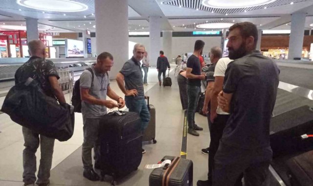 Nijer'deki Türk vatandaşları özel seferle İstanbul'a geldi