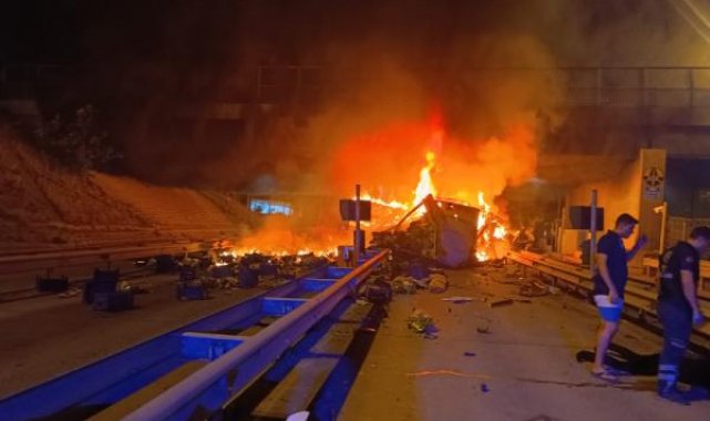 Otoban gişelerinde bariyere çarpan kamyonet yandı, sürücü yaralı