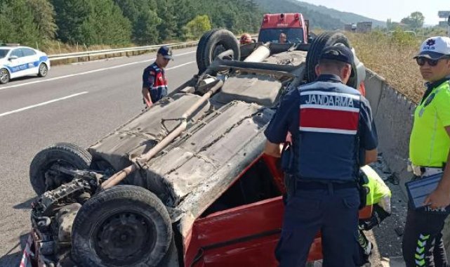 Otomobil, bariyere çarpıp takla attı: 2 yaralı