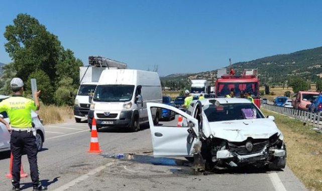 Otomobil bariyerlere çarptı: 1 çocuk öldü, 2'si çocuk, 4 kişi yaralandı