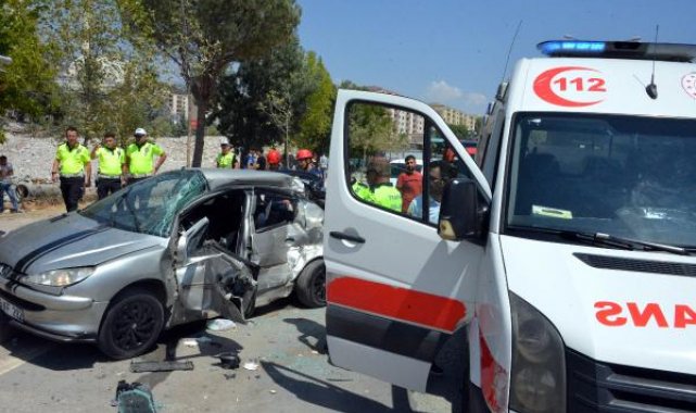 Otomobil, durakta yolcu alan minibüse çarptı: 7 yaralı