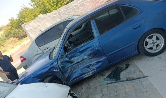 Otomobil, park halindeki araçlara çarptı; o anlar kamerada