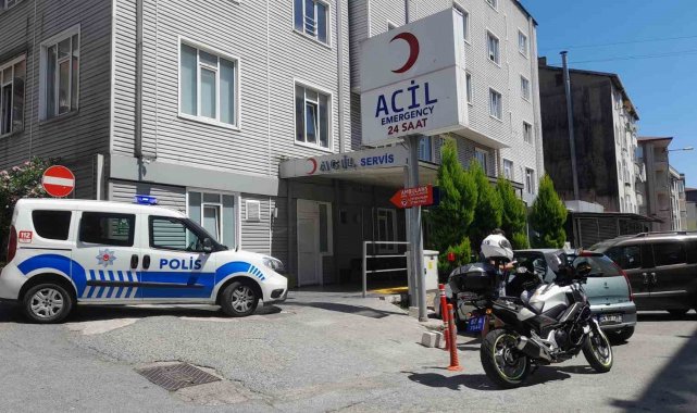 Otomobil sürücüsü geri manevra yaparken yayaya çarptı