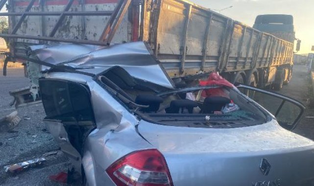 Otomobil, yol kenarında park halindeki TIR'a çarptı: 4 ölü, 2 yaralı