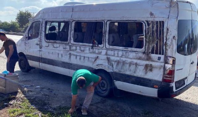 Otomobile çarpıp, devrilen minibüsteki 6 kişi yaralandı; kaza kamerada