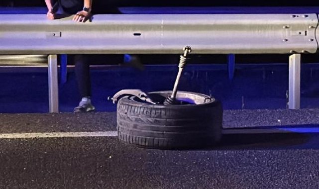 Otomobilin lastiği çıktı, çarpan minibüs şarampole düştü: 3 yaralı