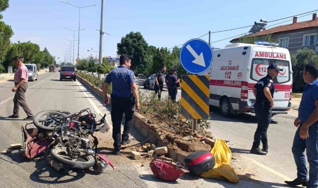 Otomobille çarpışan motosiklet sürücüsü ağır yaralandı