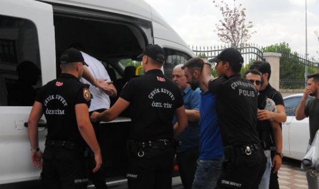 Otomobillerinde 119 kilo esrar ele geçirilen 5 şüpheli tutuklandı