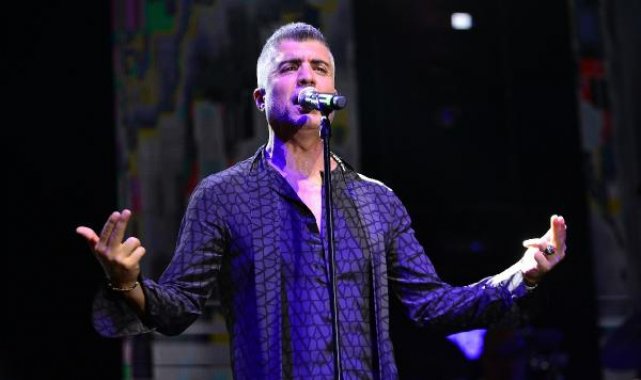 Özcan Deniz'den Orhan Gencebay'a sahnede doğum günü sürprizi